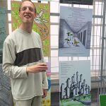 Jeroen Bouwmeester naast zijn kunstwerken op het Stadhuis Almere